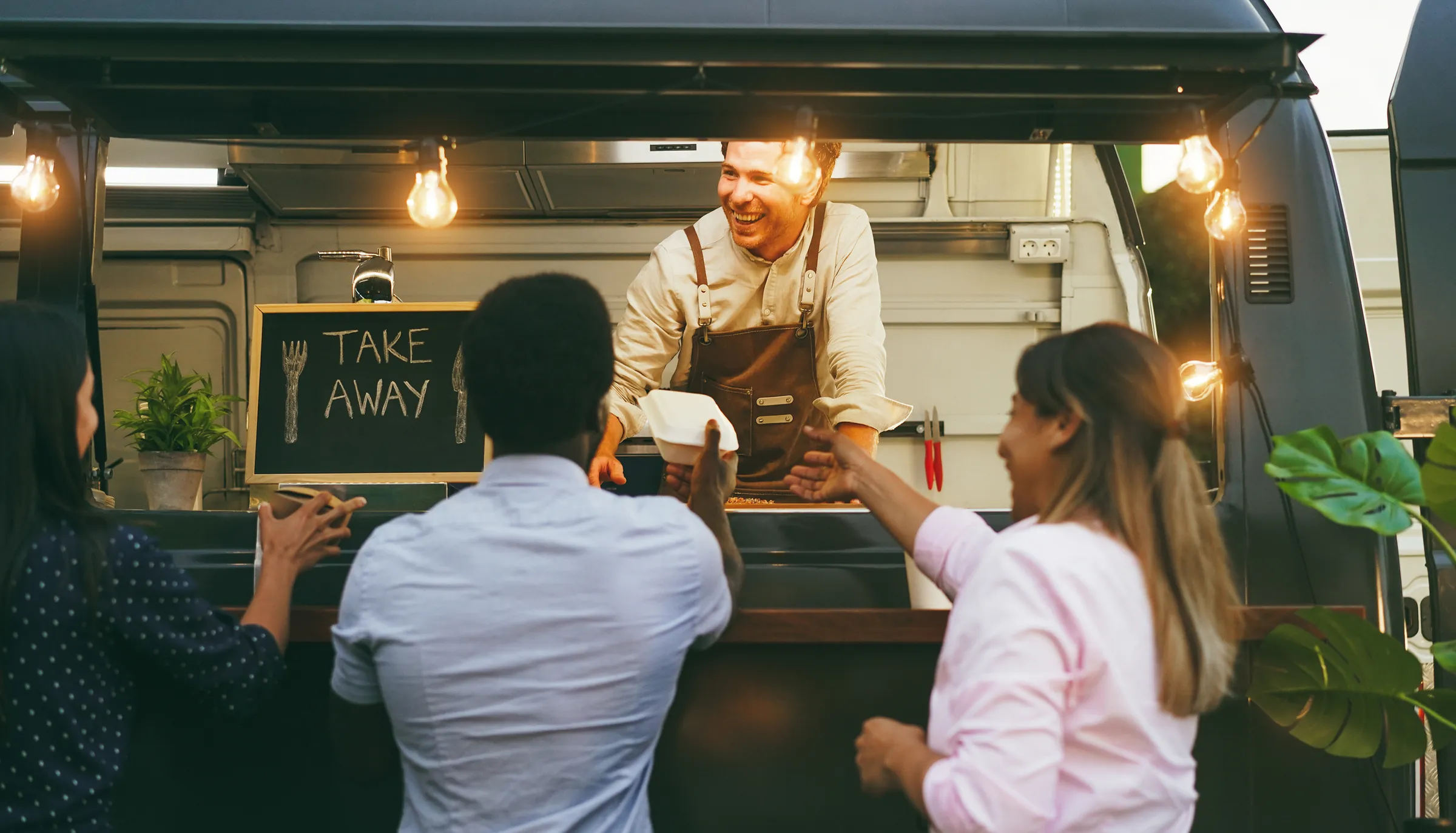 Take-away-Ausgabe am Foodtruck