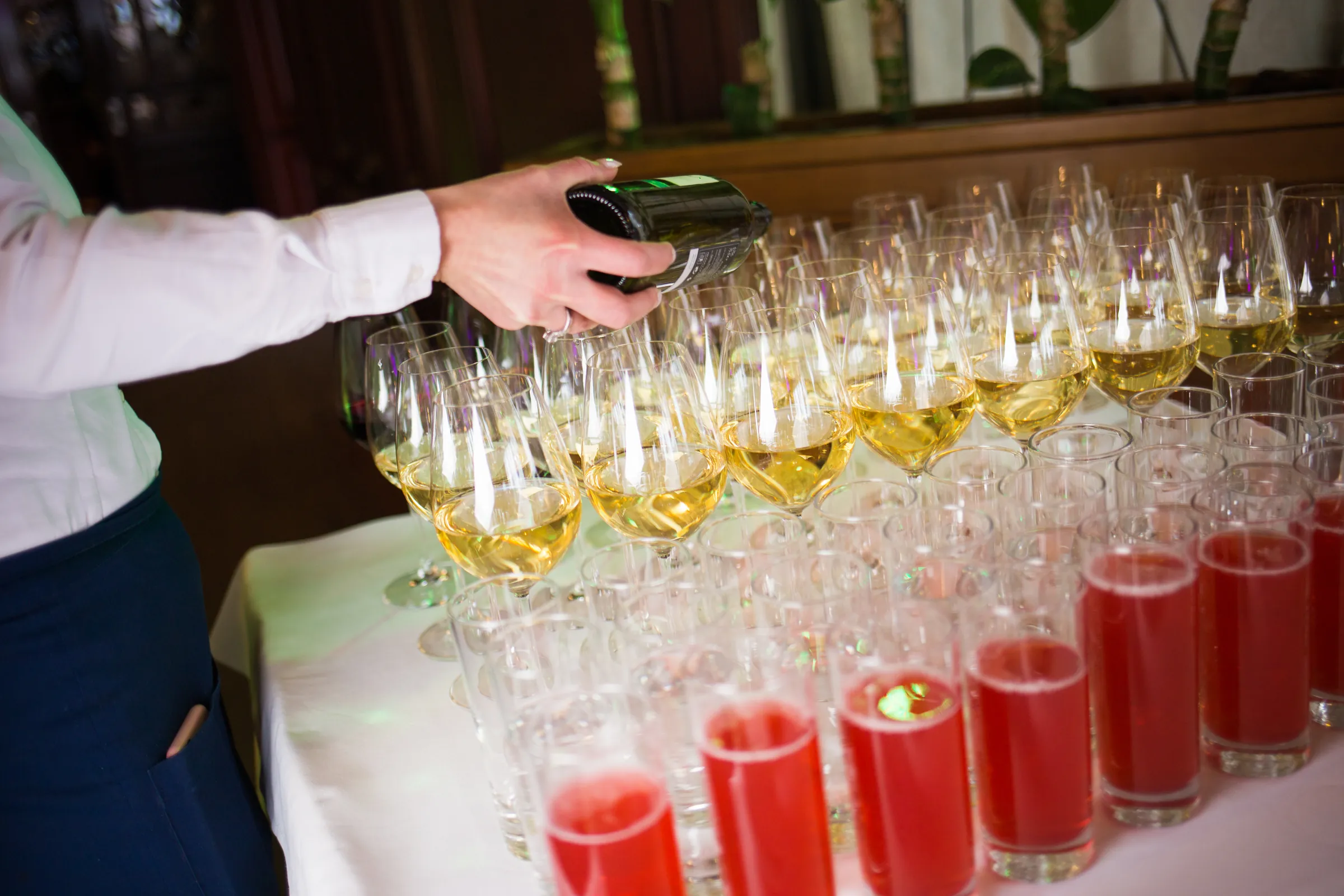 Getränke-Empfang mit Weißwein und Saft