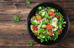 Salate mit frischen Zutaten